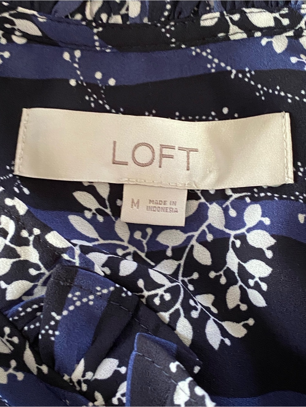 LOFT Navy Floral Sleeveless Ruffle Mock Neck Top Gold Tone Button Accents Medium - Picture 7 of 10